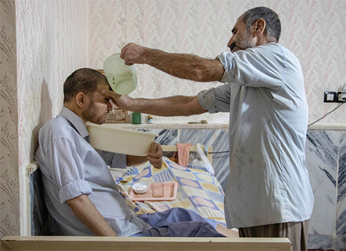 در این سالها کسی به دیدن حسین نیامده است در این سالها کسی به دیدن حسین نیامده است