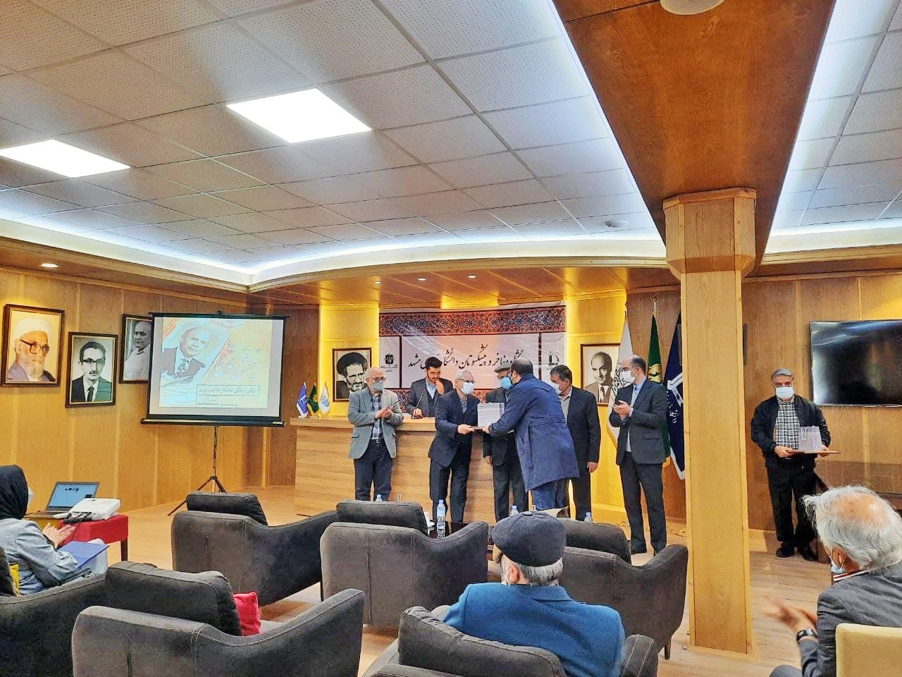 رونمایی از مستند «چشمه روشن» درباره جایگاه علمی و شخصیتی زنده یاد غلامحسین یوسفی رونمایی از مستند «چشمه روشن» درباره جایگاه علمی و شخصیتی زنده یاد غلامحسین یوسفی