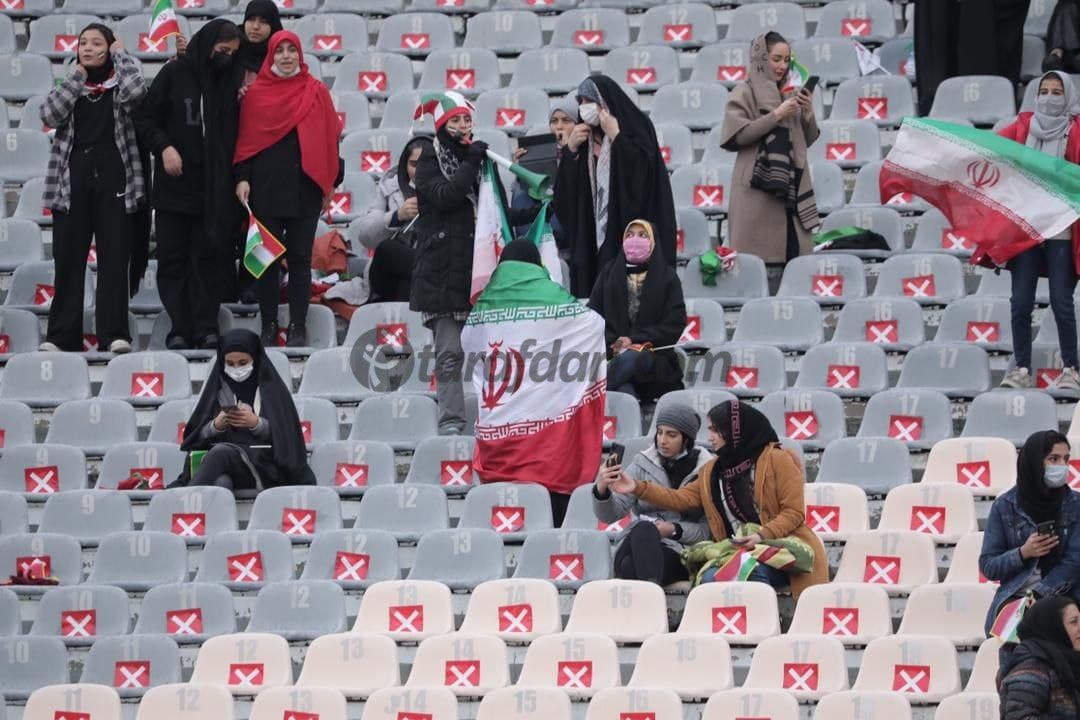 فیلم و عکس از حضور بانوان فوتبال&zwnj;دوست در ورزشگاه آزادی؛ بازی ایران و عراق