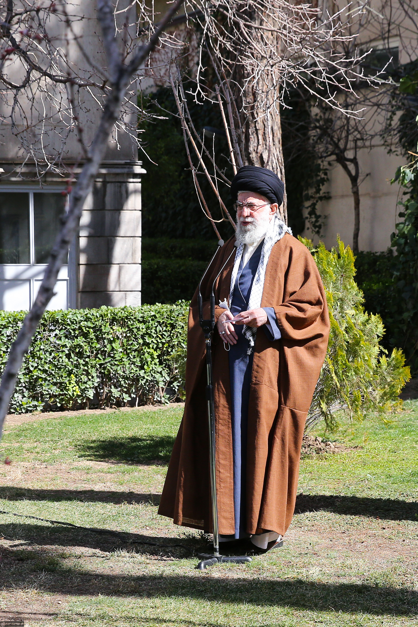 کاشت نهال توسط رهبر انقلاب کاشت نهال توسط رهبر انقلاب