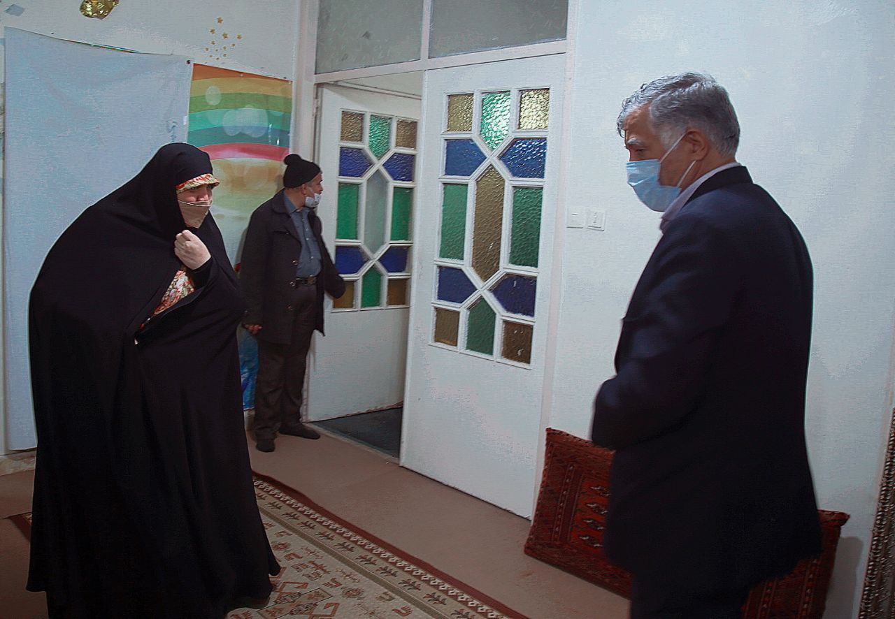 دیدار عضو هیئت رییسه شورای اسلامی مشهد و شهردار منطقه ثامن با مادر طلبه بسیجی شهید علیرضا غفاریان