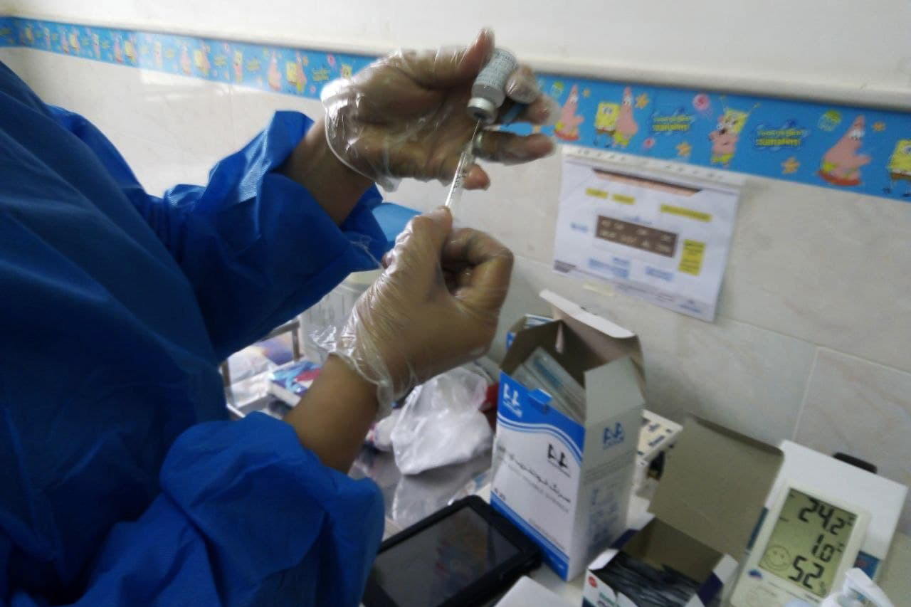 مهاجران افغانستانی بالای ۸۰ سال در مهمانشر سمنان واکسن کرونا دریافت کردند + فیلم