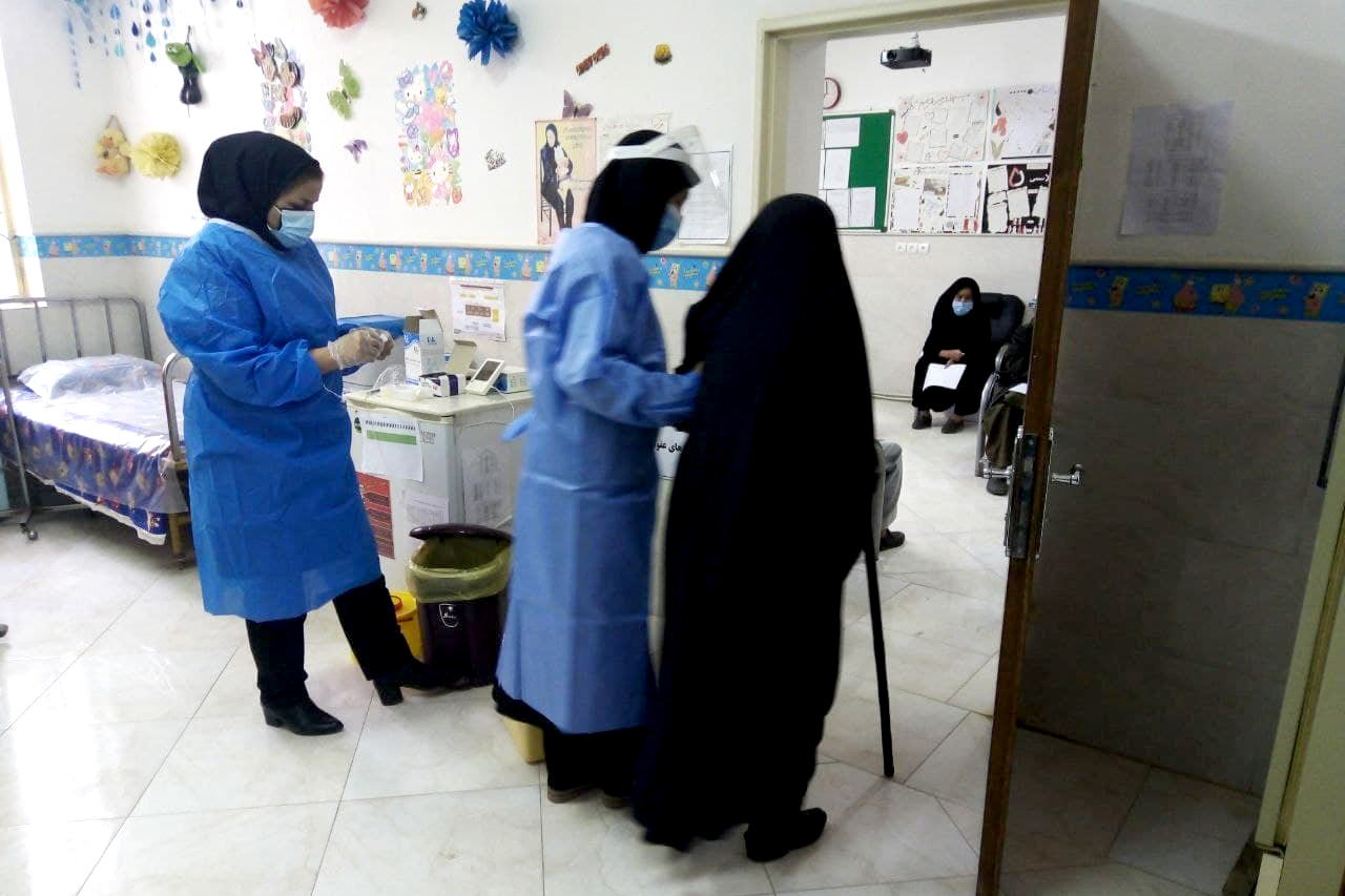 مهاجران افغانستانی بالای ۸۰ سال در مهمانشر سمنان واکسن کرونا دریافت کردند + فیلم