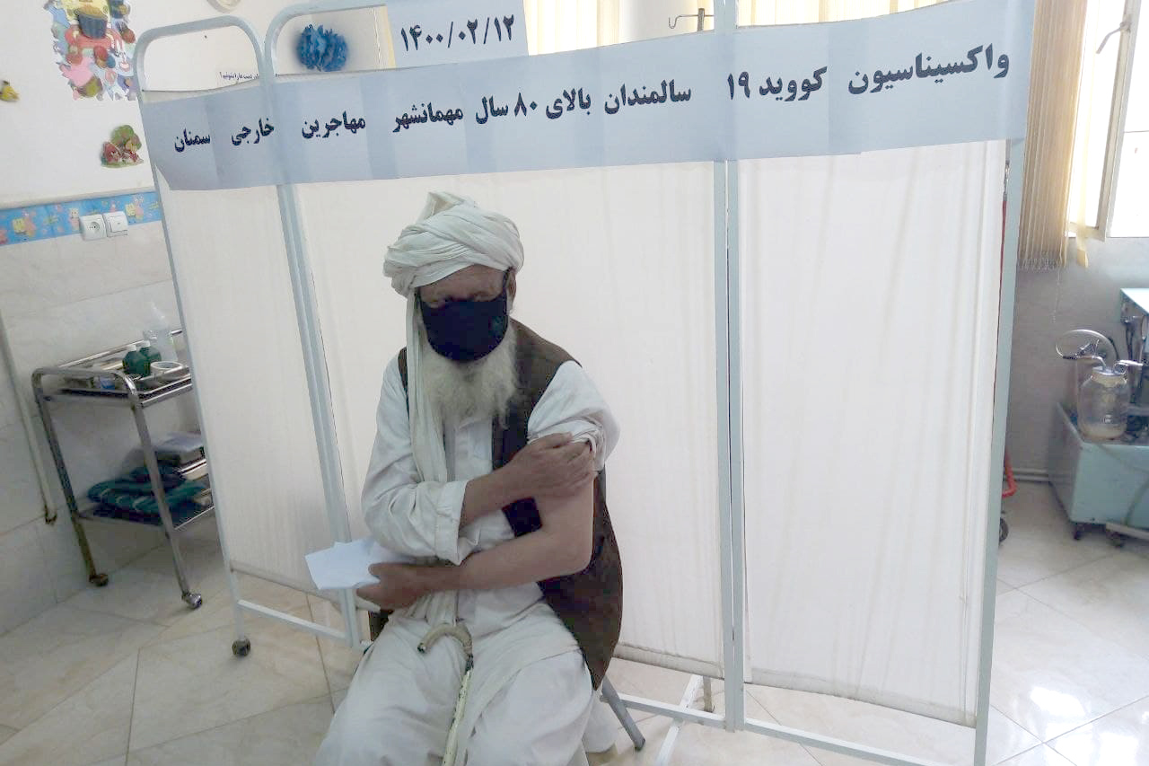 مهاجران افغانستانی بالای ۸۰ سال در مهمانشر سمنان واکسن کرونا دریافت کردند + فیلم