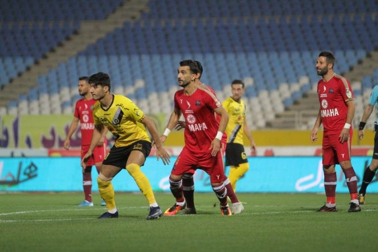 سپاهان اصفهان موفق شد در رقابت با نساجی پیروز از زمین خارج شود و صدر جدول را از پرسپولیس پس بگیرد.