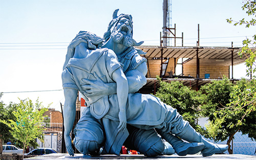 چگونگی ساخت مجسمه رستم و سهراب در گفتگو با سازندهاش، محمدحسین مأموریان تندیس تراژدی بزرگ در جلوخان