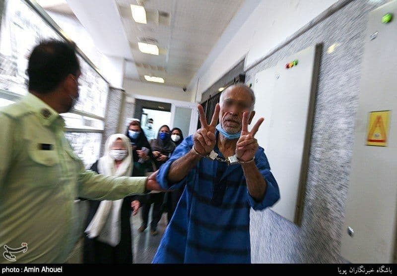 تصاویری از پدر و مادر بابک خرمدین در جلسه بازپرسی دادسرای جنایی + فیلم تصاویری از پدر و مادر بابک خرمدین در جلسه بازپرسی دادسرای جنایی + فیلم