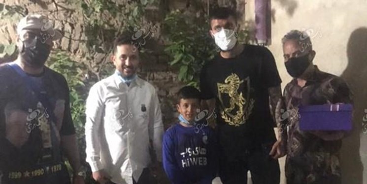 دیدار مدافع مغضوب استقلال با کودک آزاردیده سبزواری+ عکس