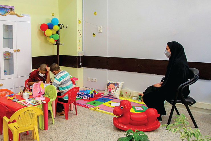 روی دیوار&zwnj;های این دادگاه نقاشی بکشید