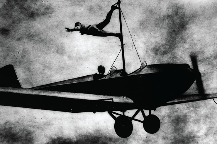 آویزان از بال&zwnj;های مرگ