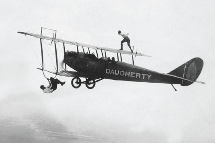 آویزان از بال&zwnj;های مرگ