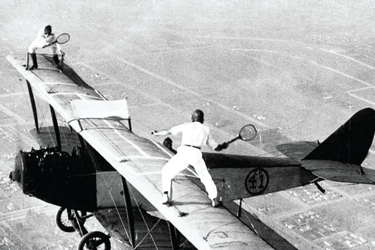 آویزان از بال&zwnj;های مرگ