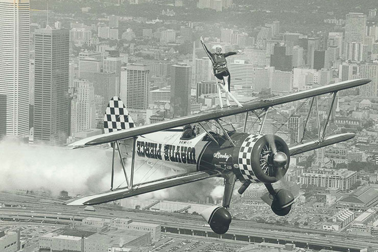 آویزان از بال&zwnj;های مرگ