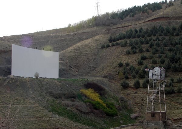 داستان محمدعلی عباس میرزایی، کسی که بزرگترین سینمای روباز جهان را ساخت داستان محمدعلی عباس میرزایی، کسی که بزرگترین سینمای روباز جهان را ساخت