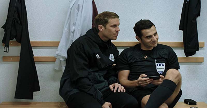 مستند «بازی» (۲۰۲۰) تصمیم جنجالی داور فیفا در یک بازی را نشان میدهد مستند «بازی» (۲۰۲۰) تصمیم جنجالی داور فیفا در یک بازی را نشان میدهد