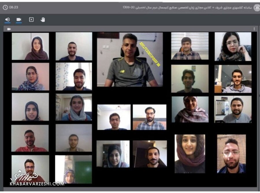 تیپ تابستانی عادل فردوسی‌پور در کلاس درس+ عکس