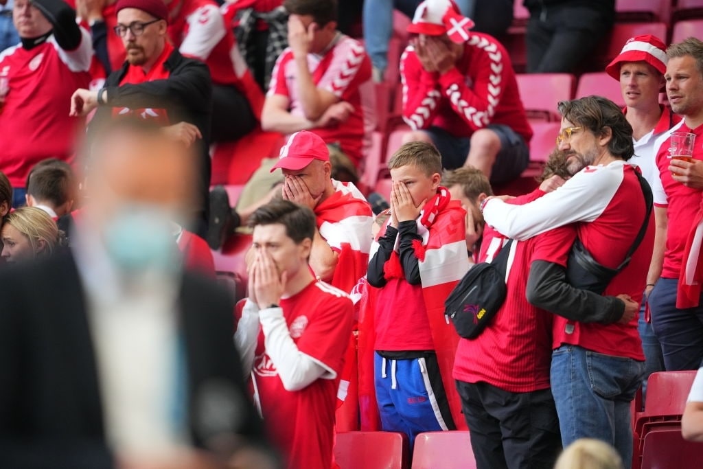 بهت و حیرت بازیکنان دانمارک و فنلاند به خاطر اریکسن+ عکس