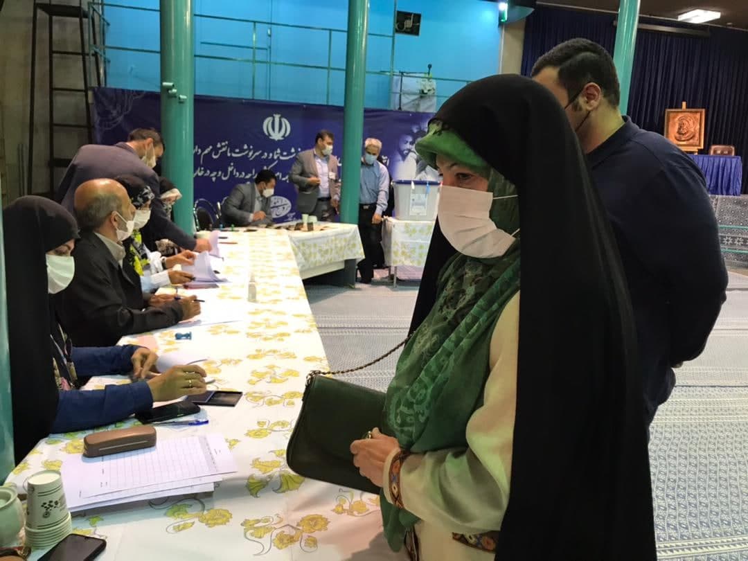 لحظه به لحظه با انتخابات ۱۴۰۰ | کدام یک از چهرههای سیاسی رای خود را در صندوق انداختهاند + تصاویر لحظه به لحظه با انتخابات ۱۴۰۰ | کدام یک از چهرههای سیاسی رای خود را در صندوق انداختهاند + تصاویر