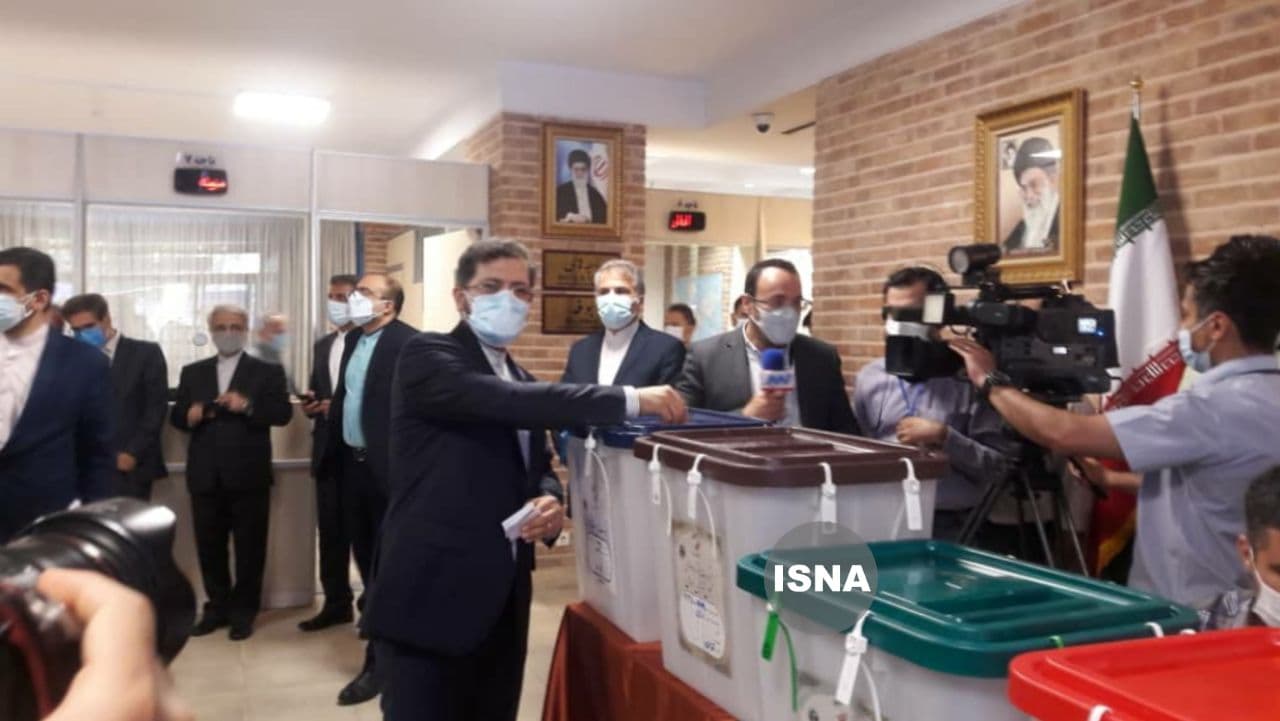 لحظه به لحظه با انتخابات ۱۴۰۰ | کدام یک از چهرههای سیاسی رای خود را در صندوق انداختهاند + تصاویر لحظه به لحظه با انتخابات ۱۴۰۰ | کدام یک از چهرههای سیاسی رای خود را در صندوق انداختهاند + تصاویر
