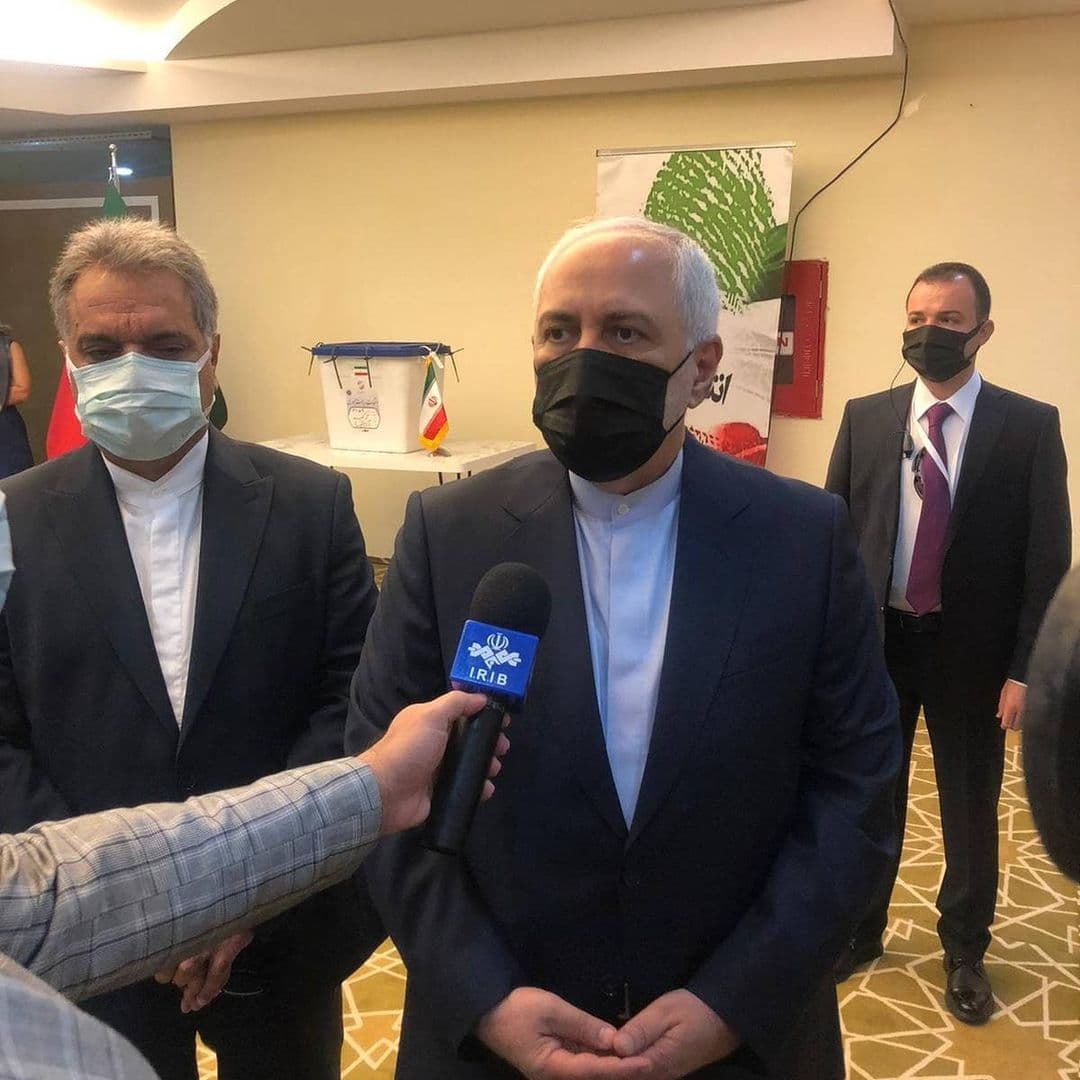 ظریف: با هوشمندی آینده خود و فرزاندانمان را میسازیم ظریف: با هوشمندی آینده خود و فرزاندانمان را میسازیم