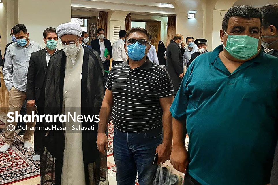 تولیت آستان قدس رضوی در صف رای دهی در حرم مطهر + عکس