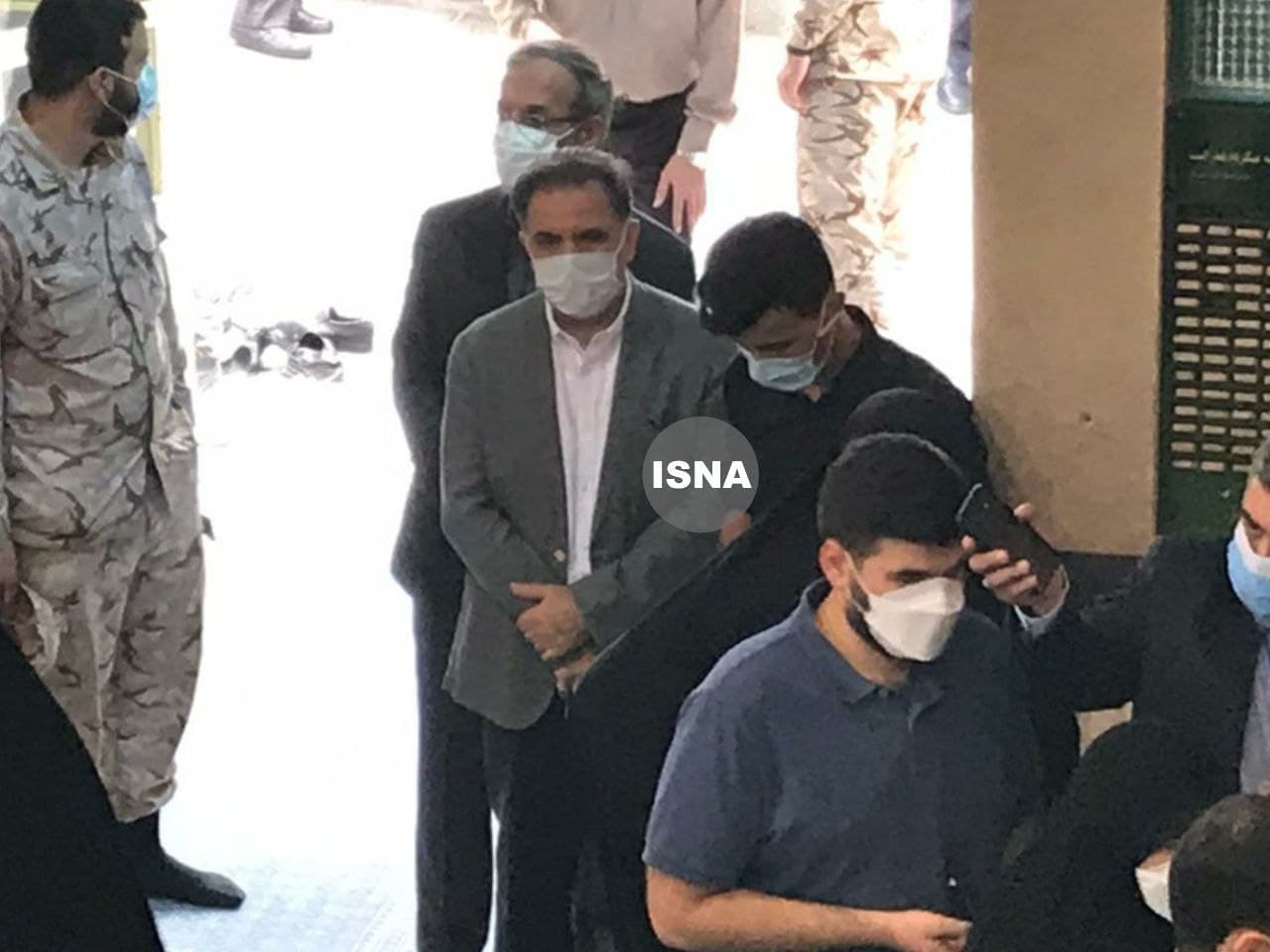لحظه به لحظه با انتخابات ۱۴۰۰ | کدام یک از چهرههای سیاسی رای خود را در صندوق انداختهاند + تصاویر لحظه به لحظه با انتخابات ۱۴۰۰ | کدام یک از چهرههای سیاسی رای خود را در صندوق انداختهاند + تصاویر