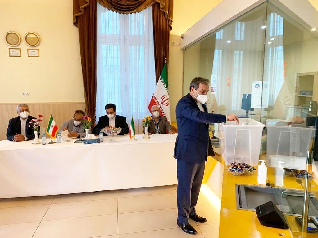 لحظه به لحظه با انتخابات ۱۴۰۰ | کدام یک از چهرههای سیاسی رای خود را در صندوق انداختهاند + تصاویر لحظه به لحظه با انتخابات ۱۴۰۰ | کدام یک از چهرههای سیاسی رای خود را در صندوق انداختهاند + تصاویر