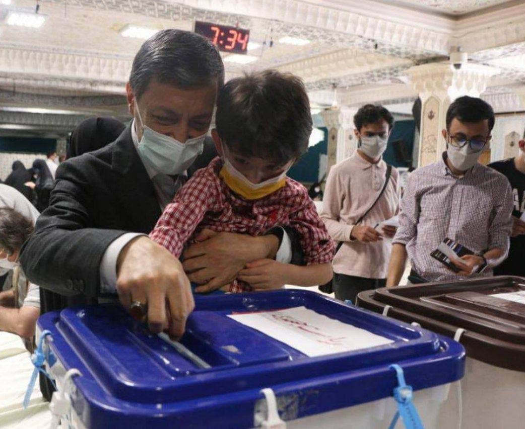 لحظه به لحظه با انتخابات ۱۴۰۰ | کدام یک از چهرههای سیاسی رای خود را در صندوق انداختهاند + تصاویر لحظه به لحظه با انتخابات ۱۴۰۰ | کدام یک از چهرههای سیاسی رای خود را در صندوق انداختهاند + تصاویر