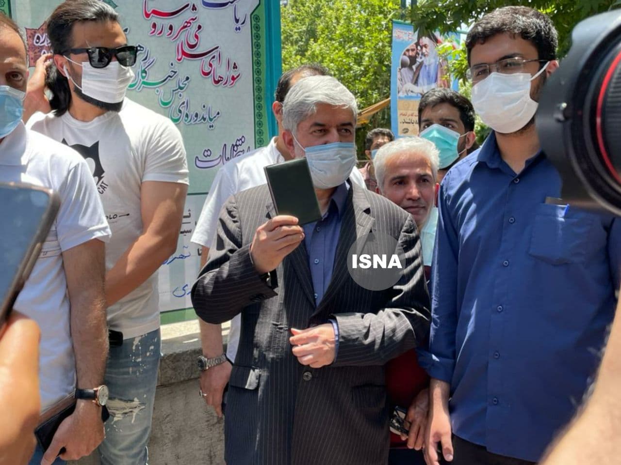 لحظه به لحظه با انتخابات ۱۴۰۰ | کدام یک از چهرههای سیاسی رای خود را در صندوق انداختهاند + تصاویر لحظه به لحظه با انتخابات ۱۴۰۰ | کدام یک از چهرههای سیاسی رای خود را در صندوق انداختهاند + تصاویر