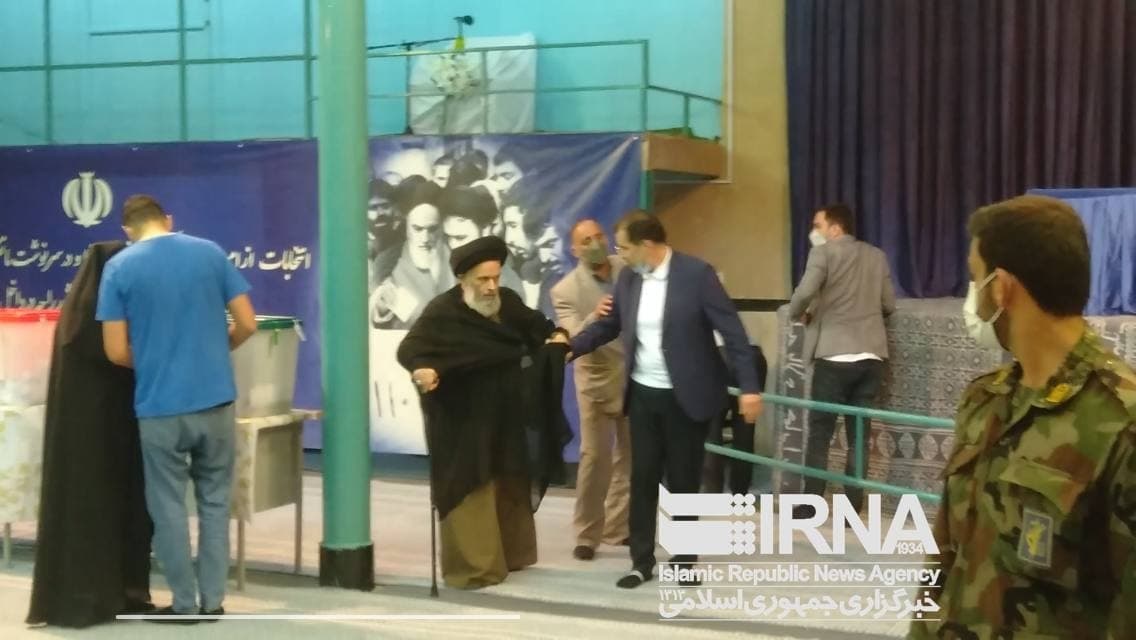لحظه به لحظه با انتخابات ۱۴۰۰ | کدام یک از چهرههای سیاسی رای خود را در صندوق انداختهاند + تصاویر لحظه به لحظه با انتخابات ۱۴۰۰ | کدام یک از چهرههای سیاسی رای خود را در صندوق انداختهاند + تصاویر