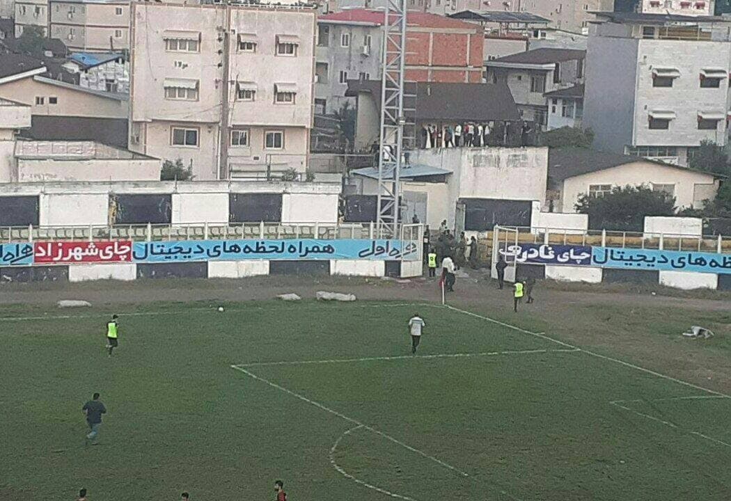 حادثه ناگوار برای یک تماشاگر در لیگ یک! حادثه ناگوار برای یک تماشاگر در لیگ یک!