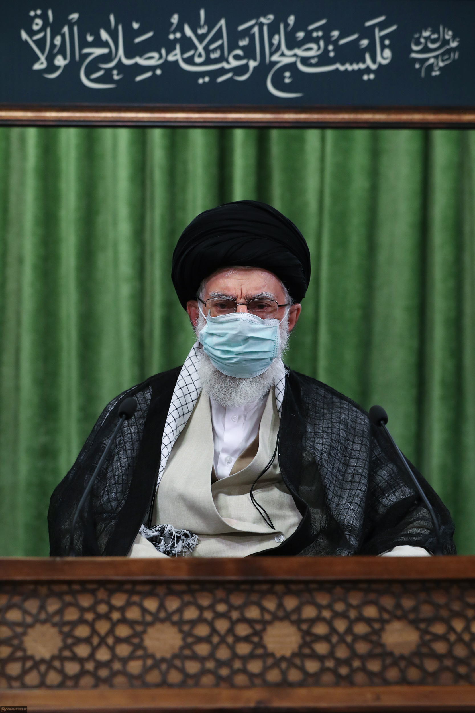 معنای کتیبه نصب شده در ارتباط تصویری امروز رهبر انقلاب چه بود؟ + عکس معنای کتیبه نصب شده در ارتباط تصویری امروز رهبر انقلاب چه بود؟ + عکس