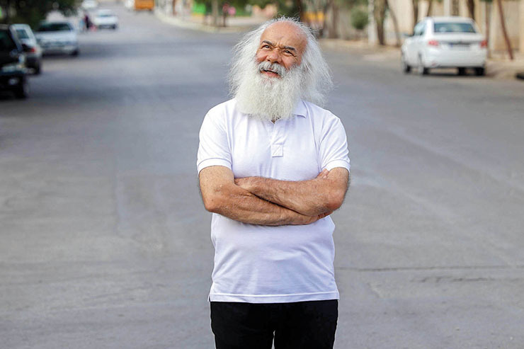 مرور زندگی هنری جواد محمدزاده که تجربه حضور در تئاتر خیابانی و صحنه‌ای تا سینما و تلویزیون را دارد.