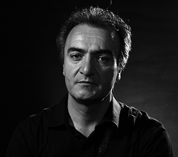 گفتگو‌ی شهرآرا با کریم متقی، که بارگاه رضوی (ع) را سرشار از لحظات معنوی برای عکاسی می‌داند