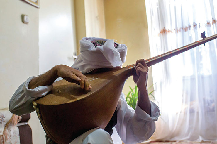 «استاد حسن سمندری» برای درمان دخترش سازش را فروخت «استاد حسن سمندری» برای درمان دخترش سازش را فروخت