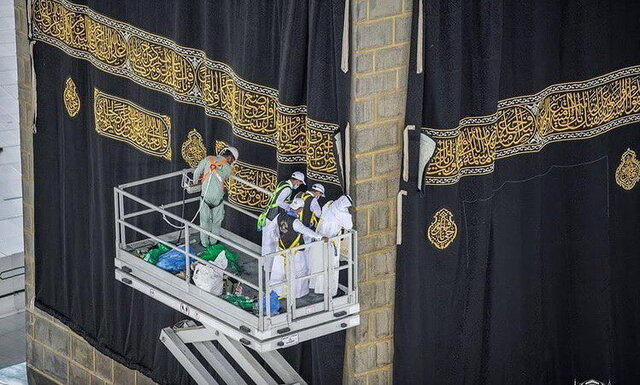 پرده کعبه همزمان با آغاز رسمی مناسک حج تعویض شد + فیلم و عکس