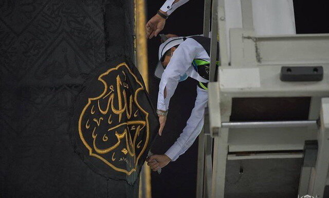 پرده کعبه همزمان با آغاز رسمی مناسک حج تعویض شد + فیلم و عکس