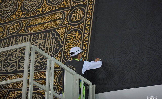 پرده کعبه همزمان با آغاز رسمی مناسک حج تعویض شد + فیلم و عکس