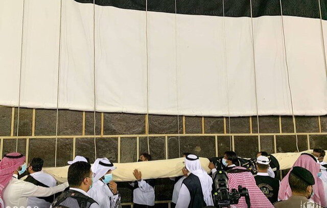 پرده کعبه همزمان با آغاز رسمی مناسک حج تعویض شد + فیلم و عکس