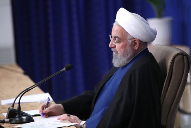 رئیس جمهور در پیامی با ابراز تاسف از وقوع سانحه برای اتوبوس حامل سرباز معلم‌ها که منجر به جان باختن و مجروح شدن عده‌ای از آنان شد ضمن تسلیت به خانواده‌های داغدیده، تاکید کرد: متاسفانه تکرار چنین حوادث اندوه بار و غیر قابل جبران جاده‌ای نشان می‌دهد که همه مسئولان و دست اندرکاران ذیربط باید با برنامه ریزی‌های دقیق‌تر و همه جانبه در کاهش وقوع این گونه حوادث تلخ بیش از پیش تلاش کنند.