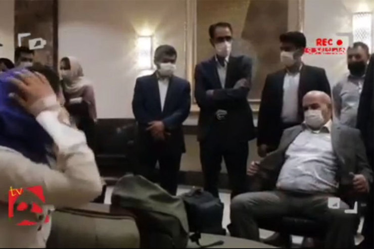 عیسی کلانتری، رئیس سازمان حفاظت محیط زیست در پاسخ به واکنش‌ها، نسبت به نحوه نشستن خود در مواجهه با خبرنگاران و خانواده‌های آن‌ها، بیان داشت: این‌ حرف‌های مزخرف را بعضی همکاران شما در می‌آورند. نحوه نشستن من مثلا چطور بود؟ نحوه نشستن همیشگی من، همینطور است. چه عذرخواهی؟ برای چه؟ چه اتفاقی افتاده که عذرخواهی کنیم؟