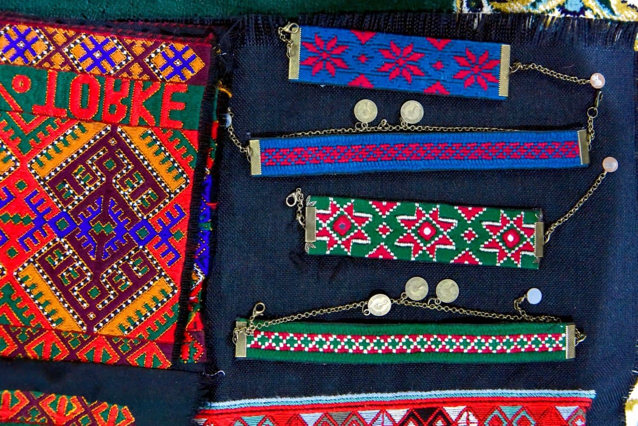 روایت‌هایی از زنان سوزن‌دوز بلوچ و افغانستانی در محله شهید باهنر