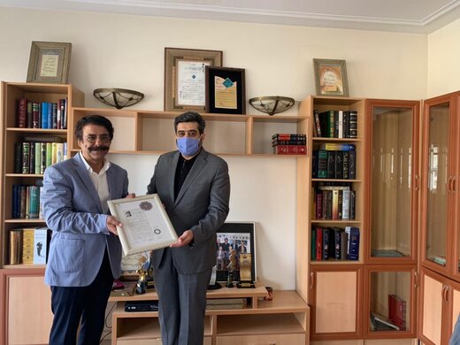 علیرضا افتخاری نشان درجهیک هنری گرفت علیرضا افتخاری نشان درجهیک هنری گرفت