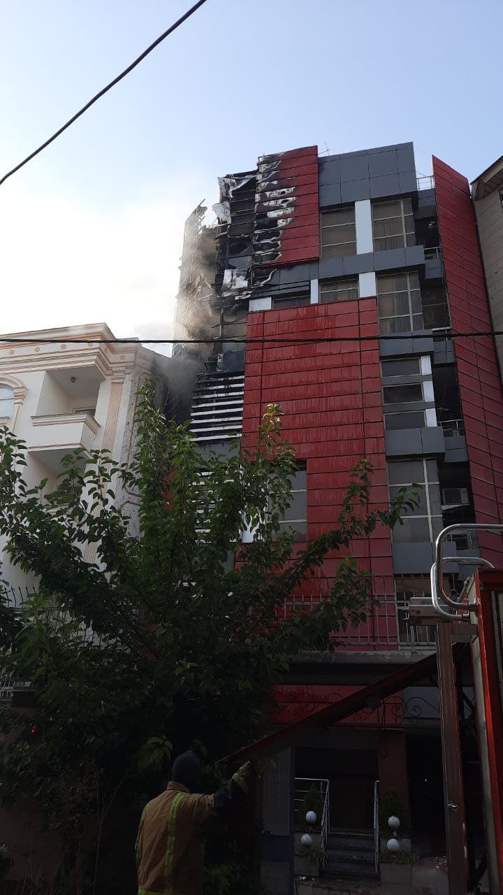 آتش سوزی در دفتر پایگاه خبری عصرایران + عکس و فیلم