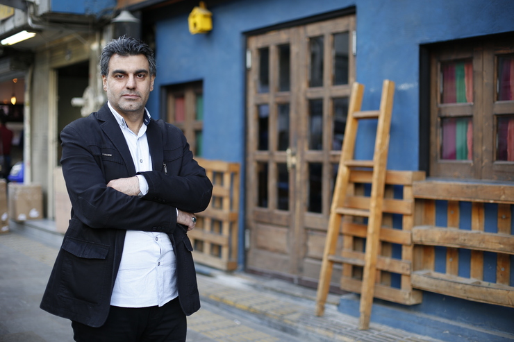 با محسن اسلام زاده، تهیه کننده و کارگردان مشهدی مستند «زندگی میان پرچم‌های جنگی» که در شبکه پرس تی وی تهیه شده است گفت و گویی داشته ایم که در ادامه می‌آید. همچنین گزارش اکران و نقد بررسی این مستند که در سینما هویزه مشهد برگزار شد پیش روی شماست.