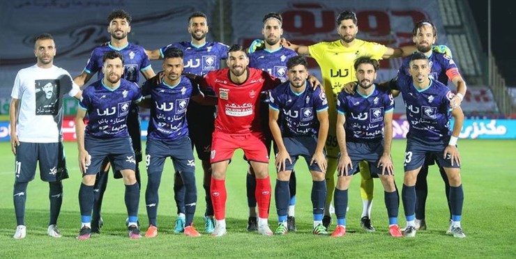 شهریار مغانلو، مهاجم پرسپولیس قبل از تقابل پرسپولیس و پیکان عکسی به یادگار با هم تیمی‌های سابق خودش گرفت.