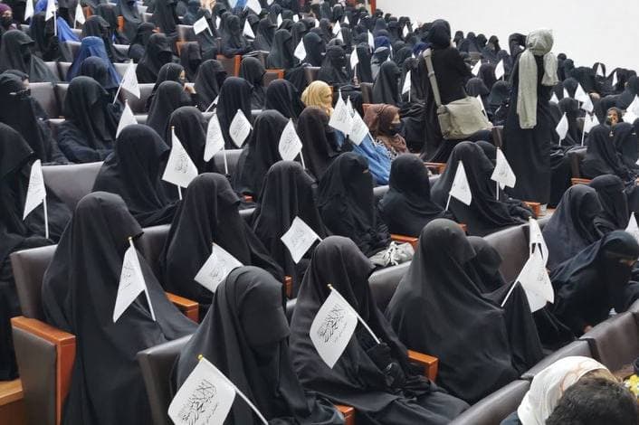 اولین گردهمایی زنان به حمایت از طالبان در دانشگاه کابل + عکس