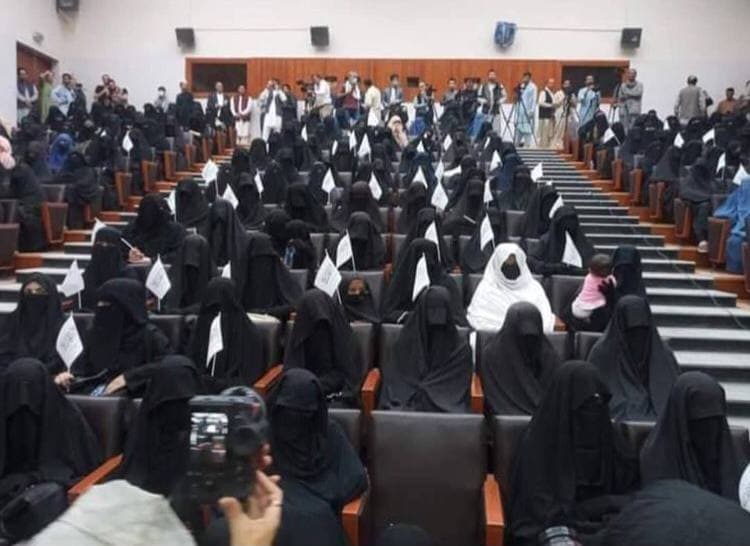 اولین گردهمایی زنان به حمایت از طالبان در دانشگاه کابل + عکس