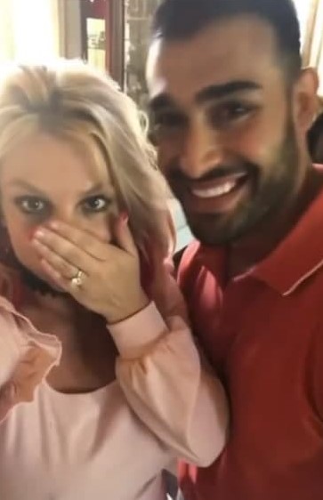 نامزدی سام اصغری و خواننده معروف آمریکایی رسمی شد + عکس