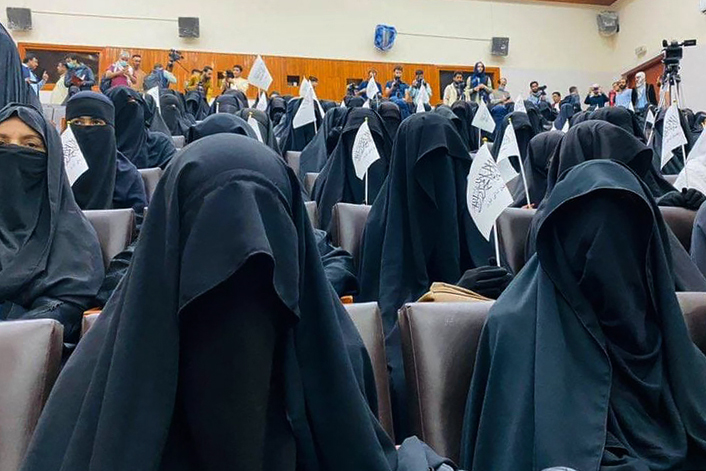 گفتگو با دختر افغان که با پوششی متفاوت در جلسه زنان حامی طالبان حضور داشت